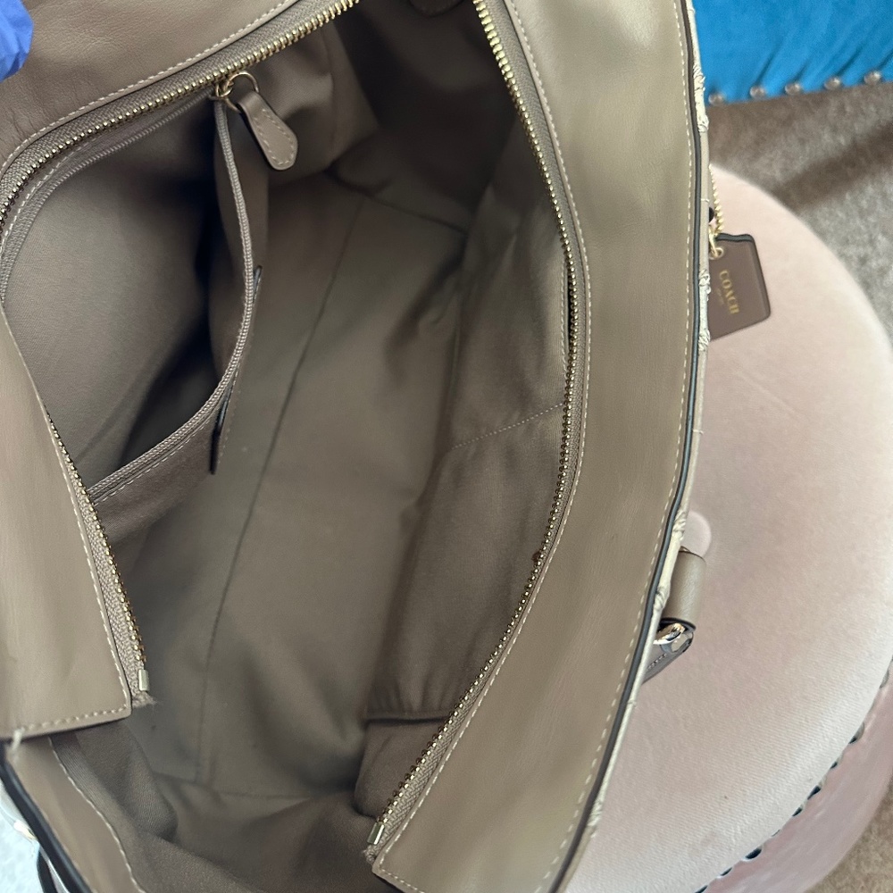 Coach Handbag in Lamb Skin Leather - Picture 5 of 16